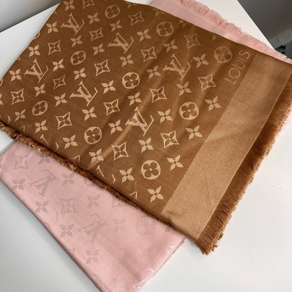 LV Monogram Shawl - Picture 3 of 4